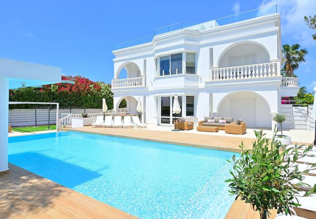 Villa in Coral Bay - Cecilia Coral